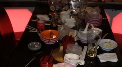 In der "Running Sushi" Cantina wurden eine Menge kleiner Teller gestapelt