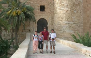 Die Reisegruppe vor der spanischen Festung